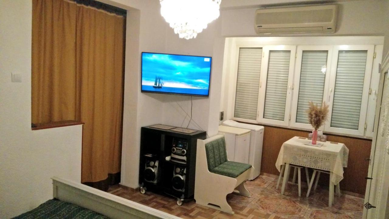 One Bedroom Apartment French Embassy Бухарест Экстерьер фото
